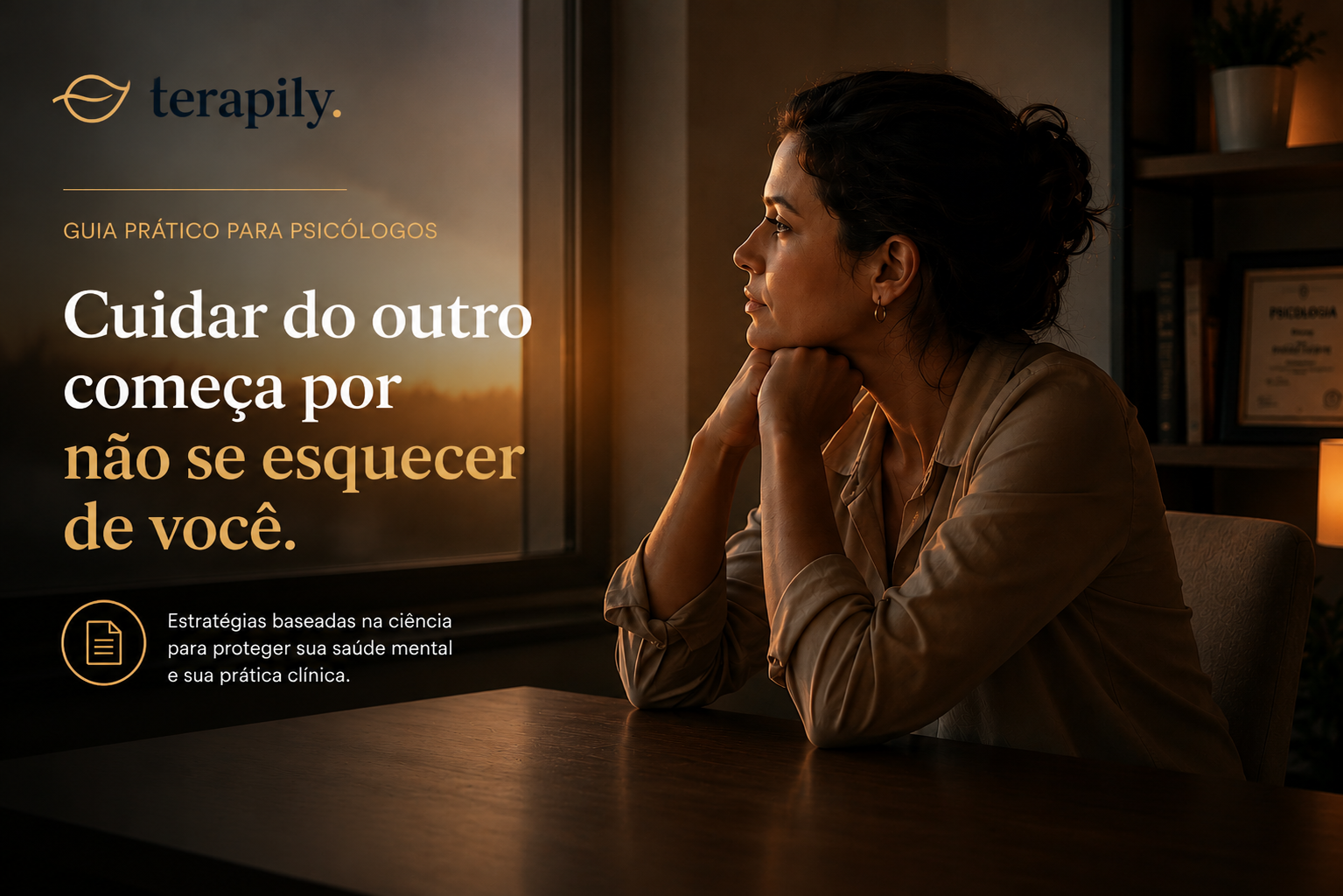Psicóloga em consultório ao final do dia em postura de cansaço reflexivo, representando o esgotamento pelo trabalho invisível da prática clínica descrito pela ciência.